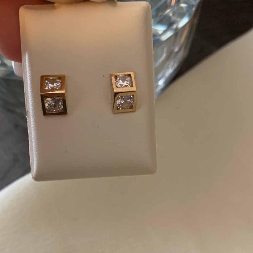 New 10K Yellow Gold Earring